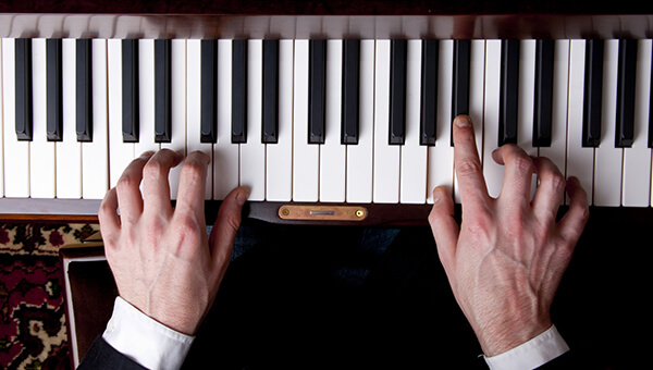 Piano leren spelen als volwassene: waar te beginnen?