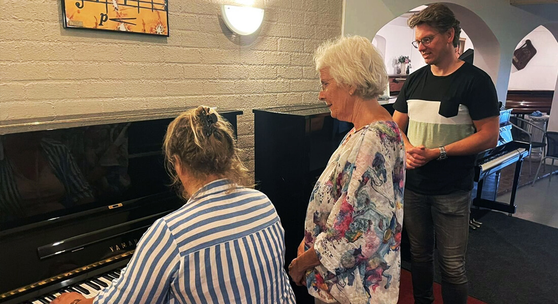 Een piano uitproberen voor aankoop Verschillende piano’s uitproberen in de showroom van Pianova